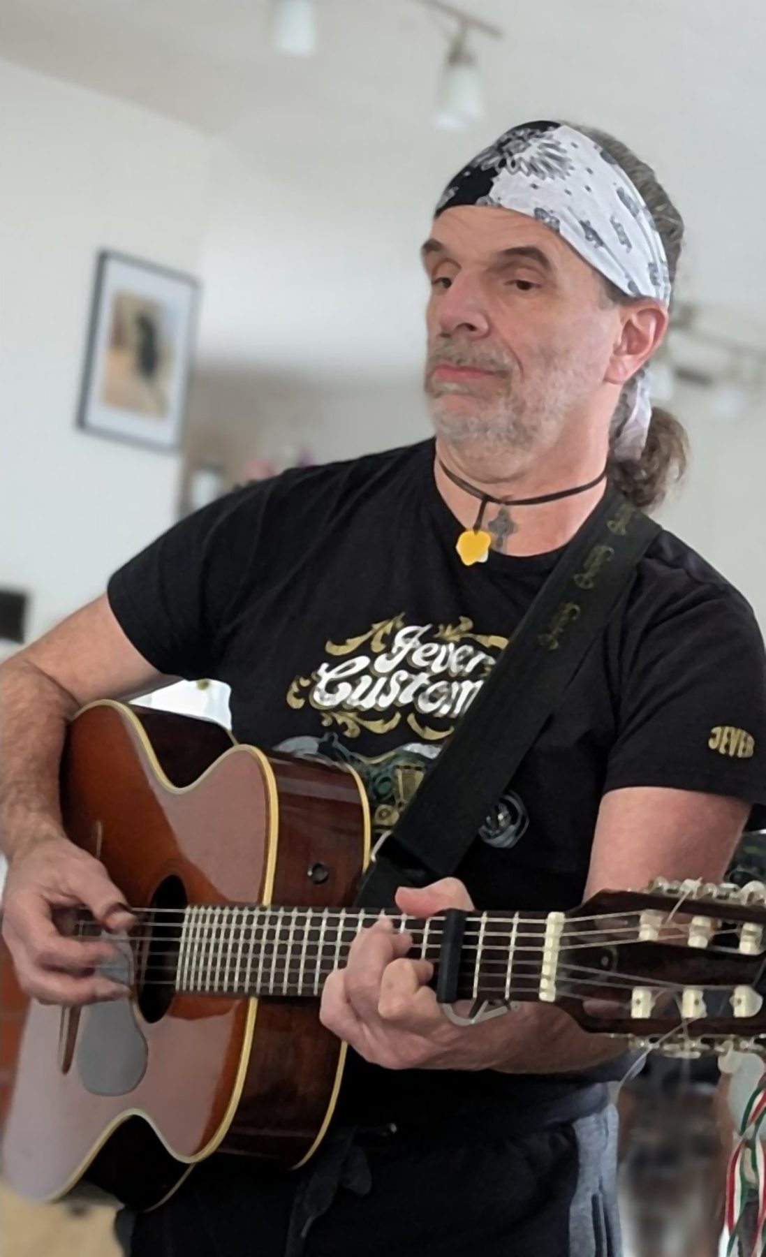 Németh Viktor akusztikus gitáros-énekes előadóművész