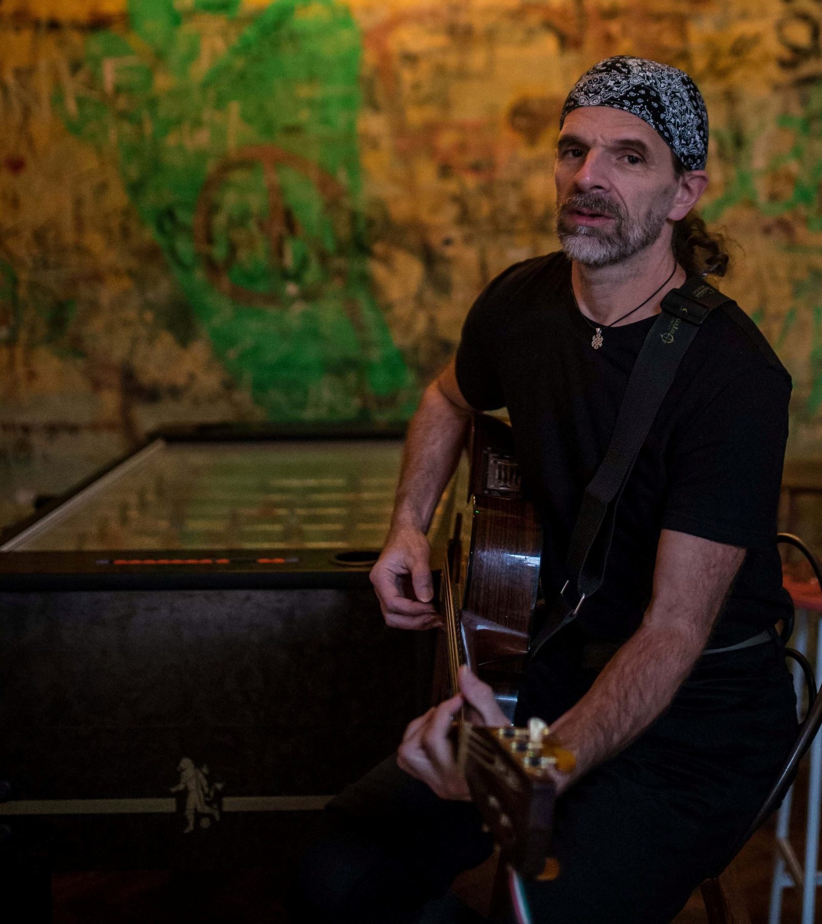 Németh Viktor gitáros-énekes portré akusztikus gitárral